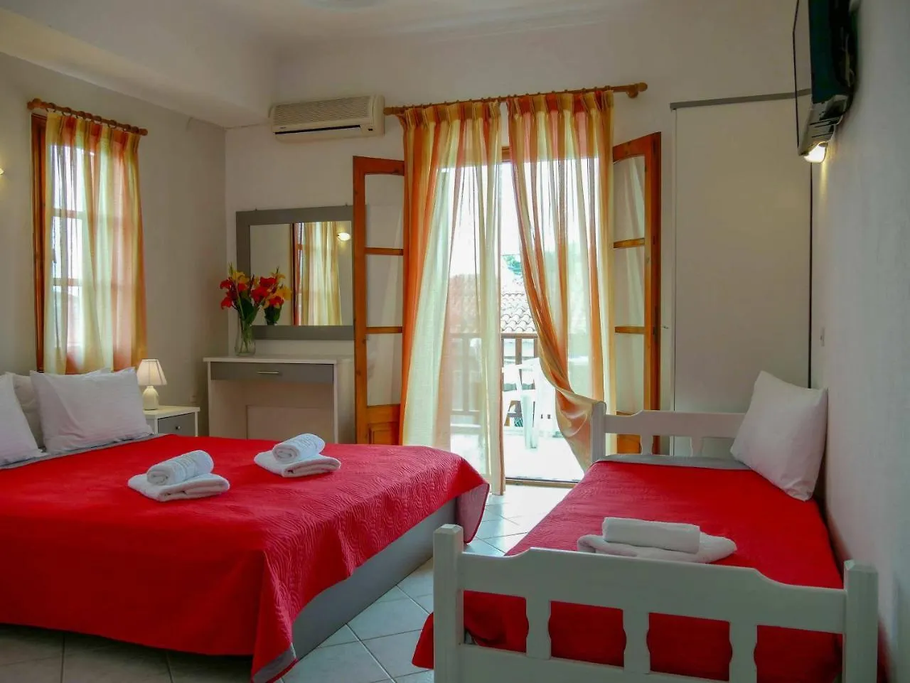 Athina'S Studios With Garden Afytos Lejlighedshotel